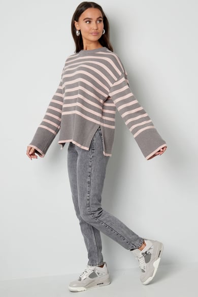 Breiter Strickpullover mit Streifen und ausgestellten Ärmeln – schwarz h5 Bild12